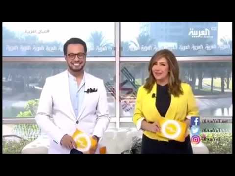 شاهد مذيع العربية يضع زميلته في موقف محرج على الهواء