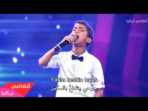 بالفيديو طفل يشعل مسرح the voice التركي بصوته وحركاته