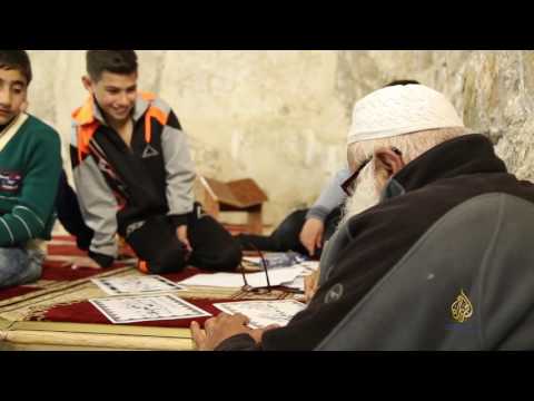 شاهد خطاط فلسطيني يجد متعته في المصلى المرواني