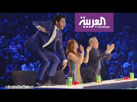 شاهد أحمد حلمي يقفز بحماس على طاولة التحكيم