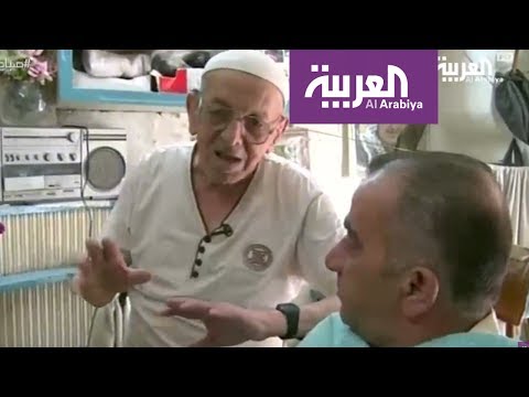 شاهد أقدم حلاق في فلسطين يعمل بالمهنة منذ 1945