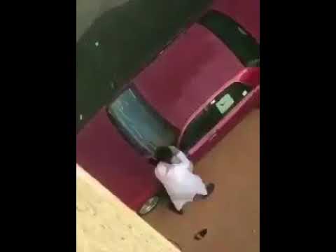 شخص يعتدي على طفل بطريقة وحشية في جدة