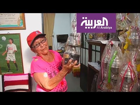 شاهد تسعينية تدرب فريق كرة قدم