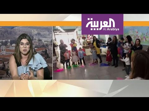 شاهد معلمة موسيقى تُعلِّم الألحان العربية بلغة الإشارة