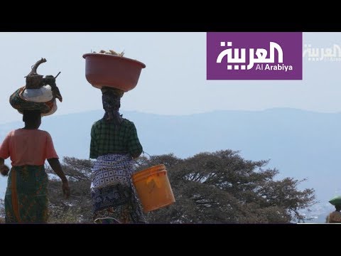 شاهد النساء تُشارك الرجال في البناء والزراعة في تنزانيا