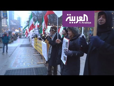 شاهدأهالي ضحايا الطائرة المنكوبة يرفضون وضع العلم الإيراني على الجنازات