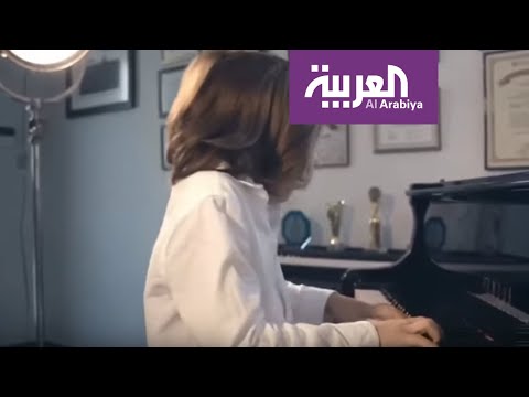 طفل يوناني يؤلف مقطوعة موسيقية لدعم مصابي كورونا