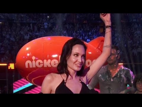 بالفيديو أنجلينا جولي تشجع الأطفال في kids’ choice awards