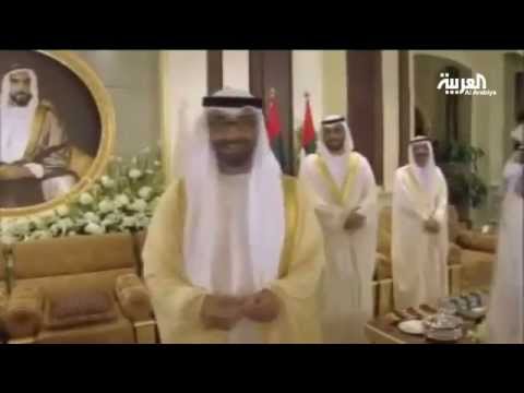 طفل إماراتي يفاجئ الشيخ محمد بن زايد بوضع عيدية بيده