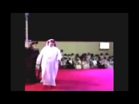 شاهد لحظة سقوط فنان سعودي على المسرح