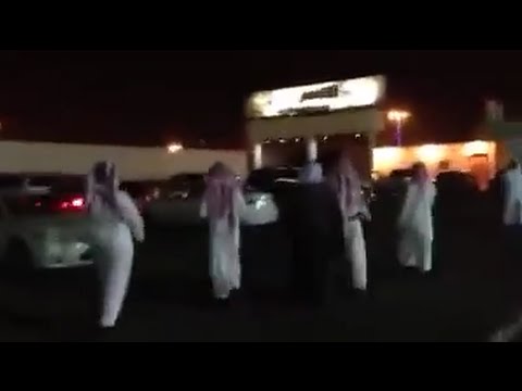 شاهد أصدقاء العريس يقدمون له هدية من العيار الثقيل