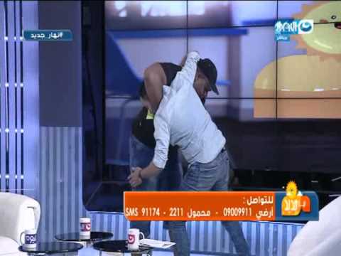 بالفيديو بطل مصارعة يفاجئ مذيع النهار بـسوفليكس على الهواء